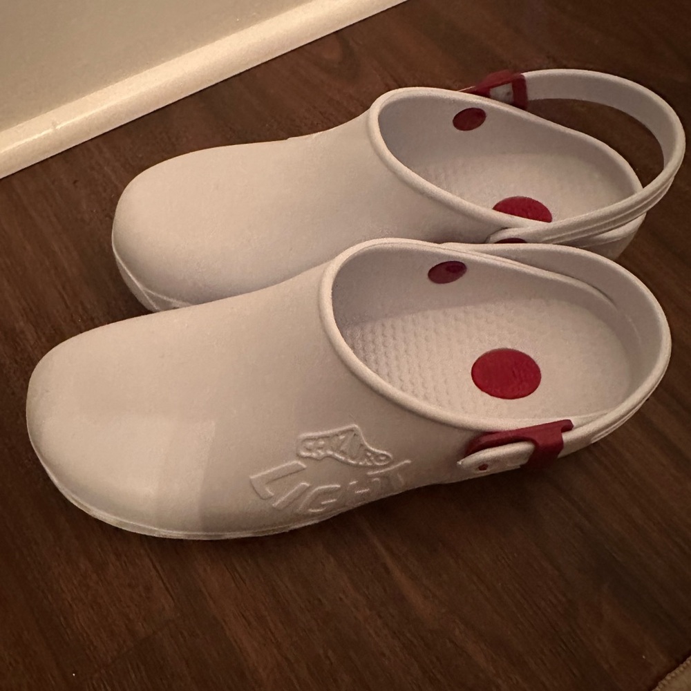 Calzuro light clogs. Only wore a few times. Size 39 (roughly 8.5 woman/6 men’s)